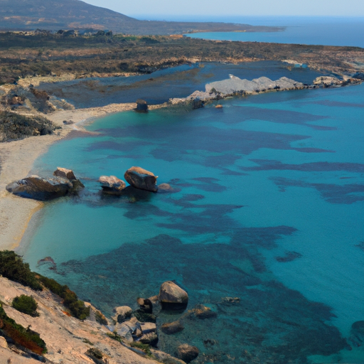 Живописный вид на побережье Кипра с кристально чистой водой и золотым песком.